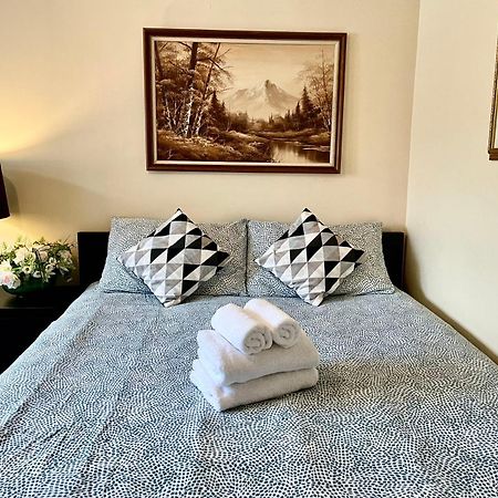 Bright&Modern Space Perfect For Couple And Family Step To Public Transit In Торонто Екстер'єр фото